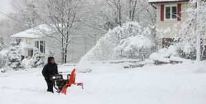 monroe, Νέα Υόρκη 14 Μαρτίου μια άποψη έντονης χιονόπτωσης ενώ ένας κάτοικος προσπαθεί να αφαιρέσει το χιόνι από τις εισόδους των σπιτιών στο Monroe, Νέα Υόρκη στις 14 Μαρτίου, 2023 κάτοικοι προσπαθούν να απομακρύνουν το χιόνι από τις εισόδους των σπιτιών και από την κορυφή των αυτοκινήτων τους φωτογραφία από το πρακτορείο lokman vural elibolanadolu μέσω Getty εικόνες