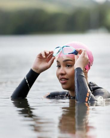 γυναίκα στην Κορνουάλη, Ηνωμένο Βασίλειο που κολυμπά στη λίμνη