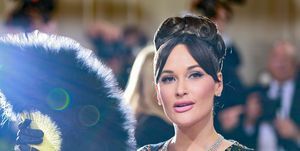 Η Kacey Musgraves παρευρίσκεται στο met gala του 2022 γιορτάζοντας στην Αμερική μια ανθολογία μόδας