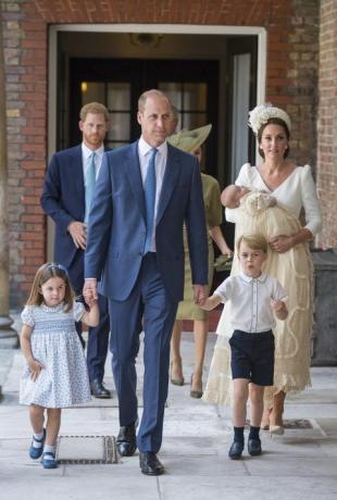 πρίγκιπας william, kate middleton, πριγκίπισσα σαρλόττα, πρίγκιπας george στη βάπτιση του πρίγκιπα Λούις