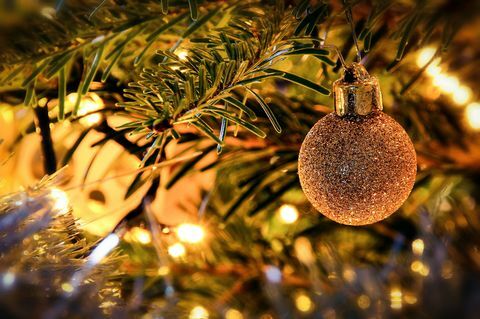 Γκρο πλαν του χριστουγεννιάτικου δέντρου με χρυσό μπιχλιμπίδι