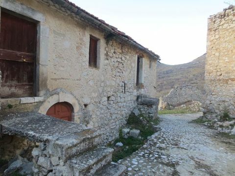 Το ρωσικό ιταλικό χωριό σε μια ειδυλλιακή εξοχική τοποθεσία ξεκινάει για πώληση
