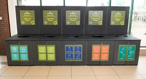 Το Morrisons κινείται προς τα πρώτα έξι καταστήματα «zero waste» του Ηνωμένου Βασιλείου στο Εδιμβούργο, τα οποία θα έχουν τη δυνατότητα να λειτουργούν με μηδενικά απόβλητα έως το 2025 είτε από το ίδιο το κατάστημα είτε από οι πελάτες που ψωνίζουν σε αυτό το κατάστημα, εάν είναι επιτυχείς, η μορφή καταστήματος «zero waste» θα κυκλοφορήσει σε όλα τα καταστήματα Morrisons 498 σε ολόκληρο το Ηνωμένο Βασίλειο κατά τη διάρκεια του επόμενου έτους στο μεγαλύτερο χρονικό διάστημα όρος, η Morrisons στοχεύει να ανακυκλώσει όλα τα απόβλητα που δημιουργεί σε όλα τα καταστήματά της έως το 2025, τα απόβλητα καταστημάτων θα περιλαμβάνουν μαλακά και σκληρά πλαστικά, χαρτόνι, υπολείμματα τροφίμων, πράσινα απόβλητα, συν τενεκέδες, κονσέρβες και αλουμινόχαρτα σε καταστήματα Morrisons «zero waste», θα ταξινομηθεί από συναδέλφους στην αποθήκη και στη συνέχεια θα συλλεχθεί από μια σειρά ειδικών συνεργατών απορριμμάτων για ανακύκλωση σε το Ηνωμένο Βασίλειο