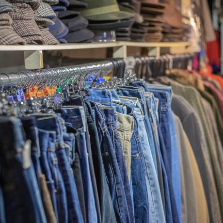 επιλογή από vintage τζιν παντελόνι που εκτίθεται στην αγορά camden στο Λονδίνο