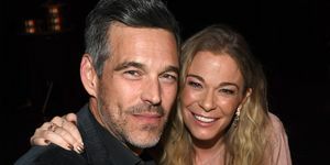 Η Leann Rimes και ο Eddie Cibrian κάθονται σε ένα δείπνο μαζί