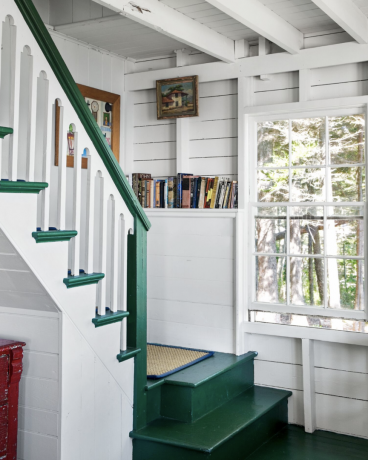 σκάλα με πράσινα σκαλοπάτια και μια συλλογή βιβλίων