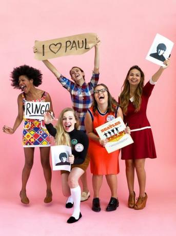 πέντε γυναίκες ντυμένες σαν beatlemaniacs με vintage ρούχα γελώντας και φωνάζοντας, η μία κρατά το άλμπουμ beatles