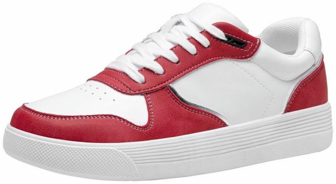 Κόκκινα και λευκά αθλητικά παπούτσια